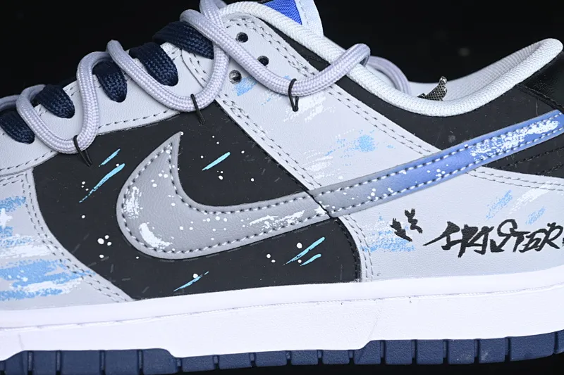 All Categories Nk SB Dunk Series Nk SB Dunk Low Low-top sneakers Nk Dunk Low Samsara Star Pupils Universe Stars Mysterious style English graffiti Low-top casual sneakers FQ8826-100